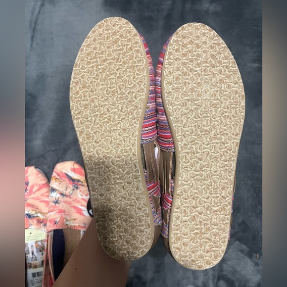 Brand new TOMS size 6.5 W - Picture 2 of 2